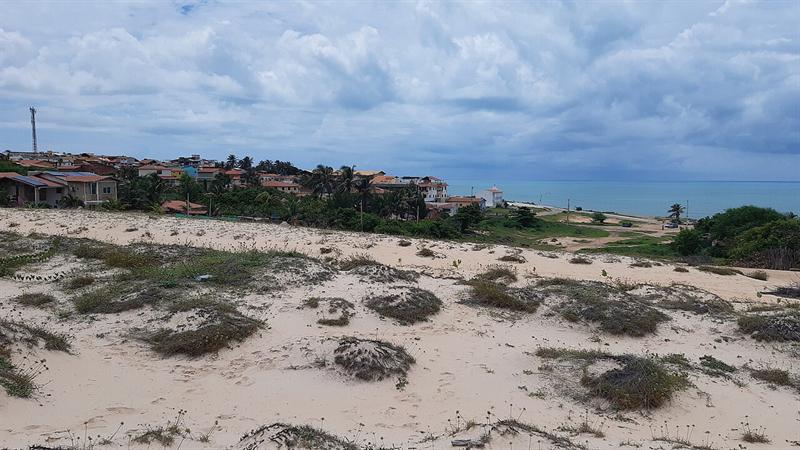 Falesias e praia de Canoa Quebrada no Ceara
