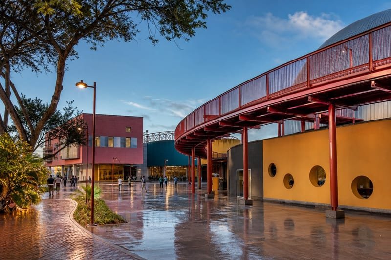Centro cultural com passarelas vermelhas na Praia de Iracema