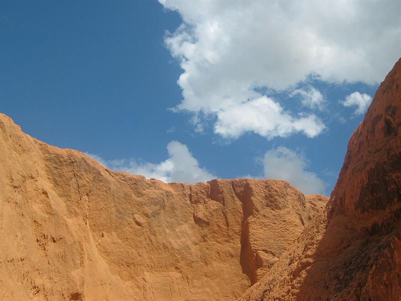 Falesias coloridas do Morro Branco em Beberibe