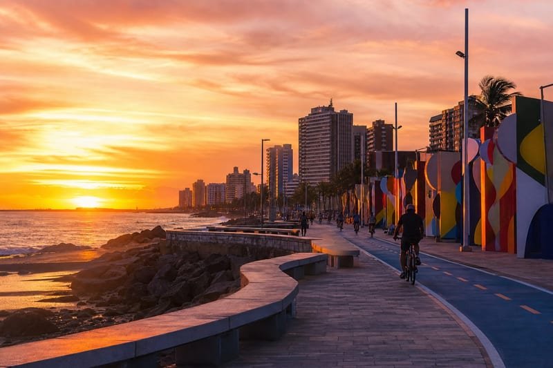 Calcadao da Praia de Iracema ao por do sol